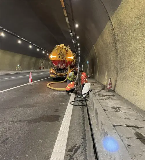 兴国隧道排水渠清淤